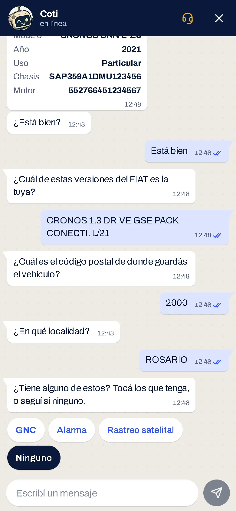 Coti pide la versión del Fiat Cronos, el código postal 2000 y la localidad Rosario, y pregunta si tiene GNC, alarma o rastreo satelital
